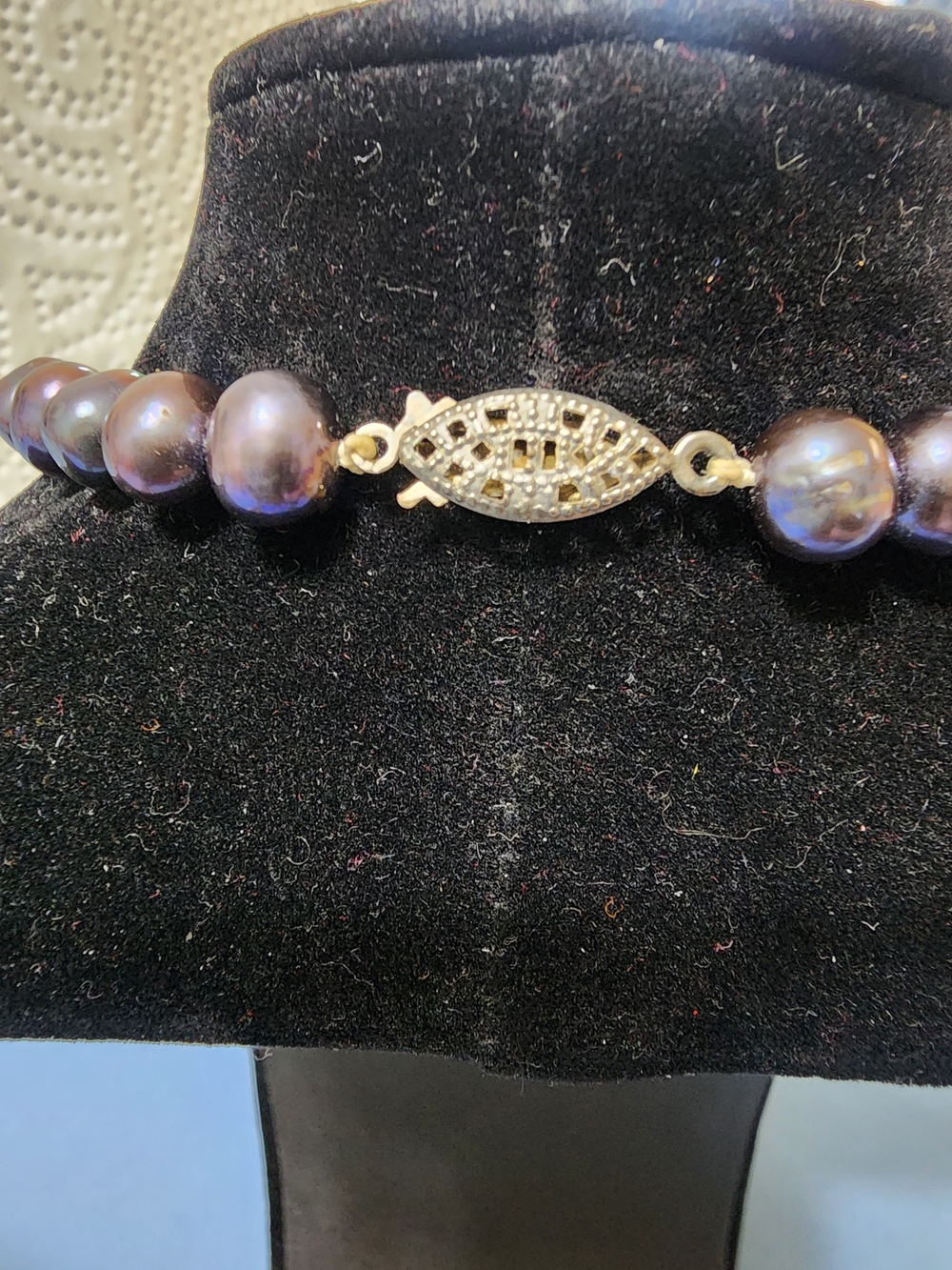 Elegant Iridescent Black Pearl Necklace - Women Jewelry - Picture 3 of 3